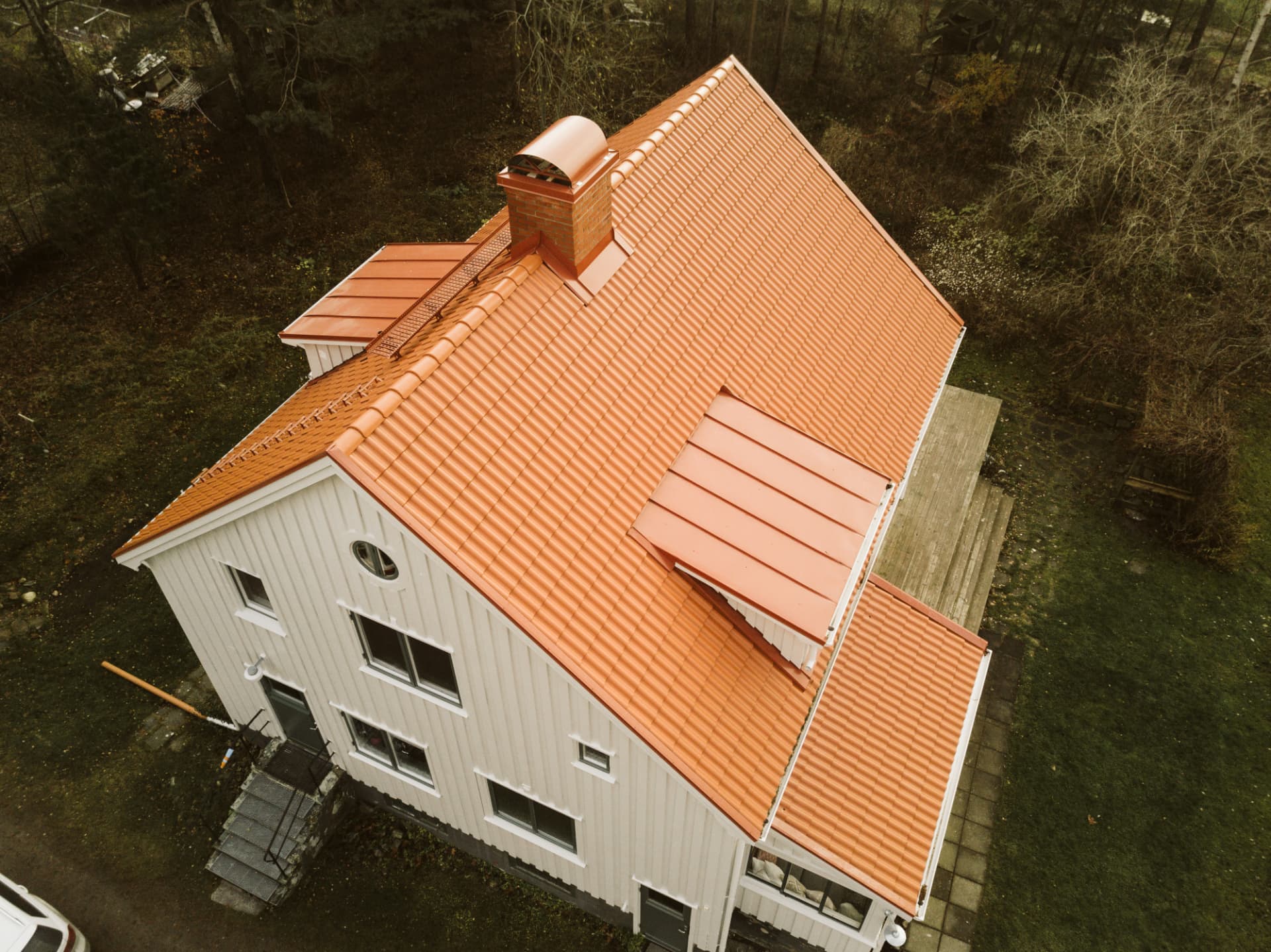 Nylagt tegeltak på villa sett uppifrån
