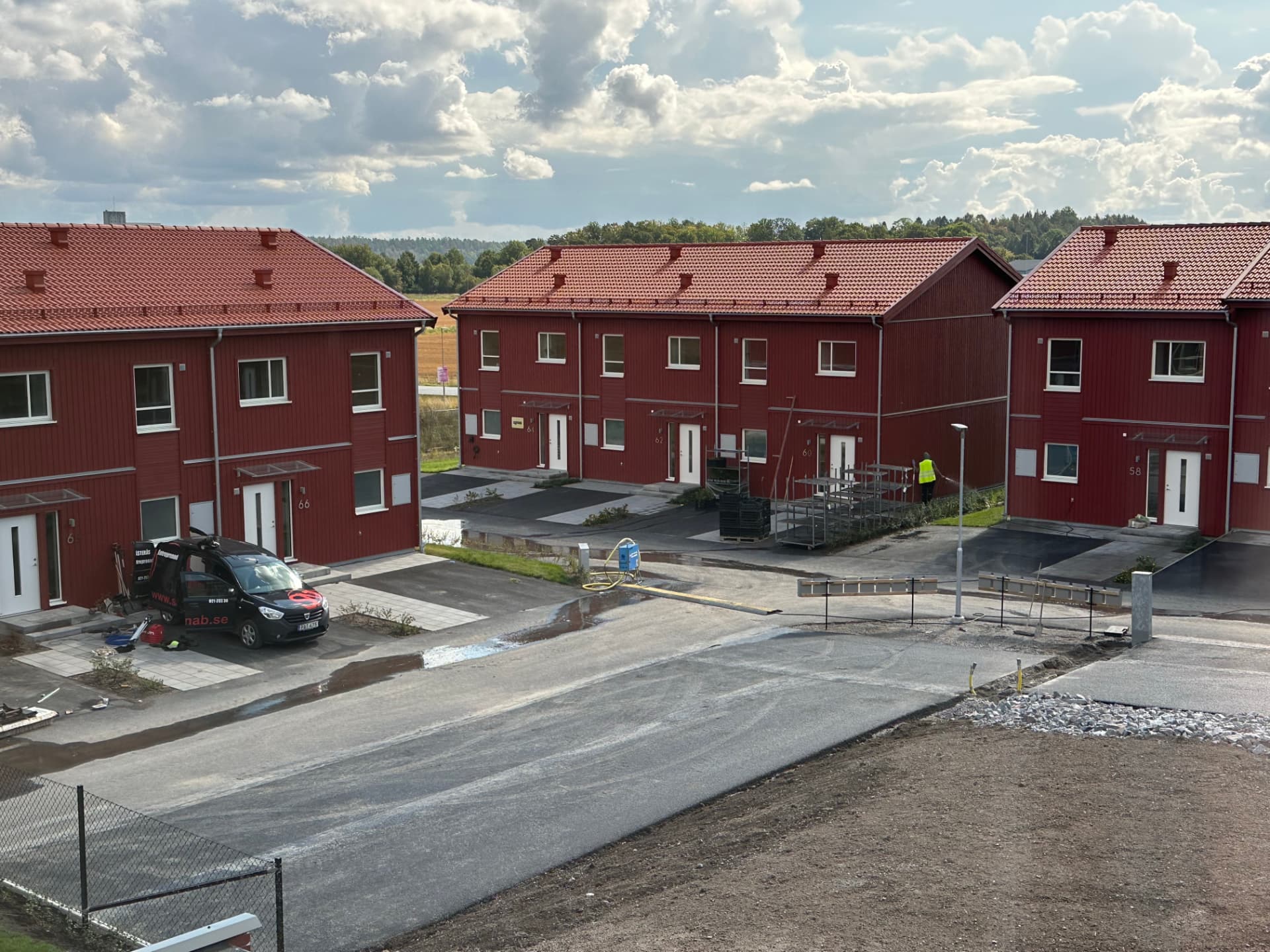 Nyproducerade röda radhus med nylagda tegeltak